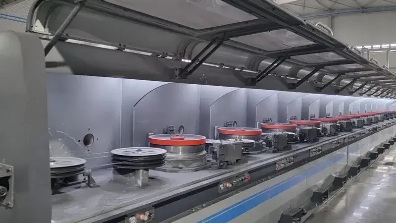 Machine de production de fils fourrés